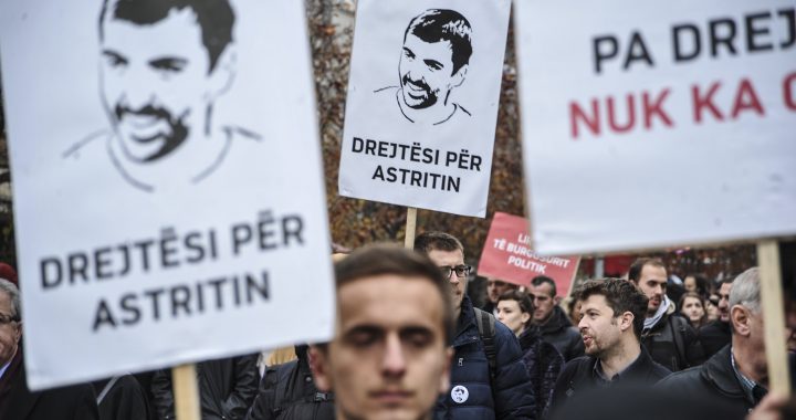 Vetëvendosje: Presidenti Thaçi liroi nga burgu njërin nga dëshmitarët në rastin e Astrit Deharit Vetëvendosje: Presidenti Thaçi liroi nga burgu njërin nga dëshmitarët në rastin e Astrit Deharit