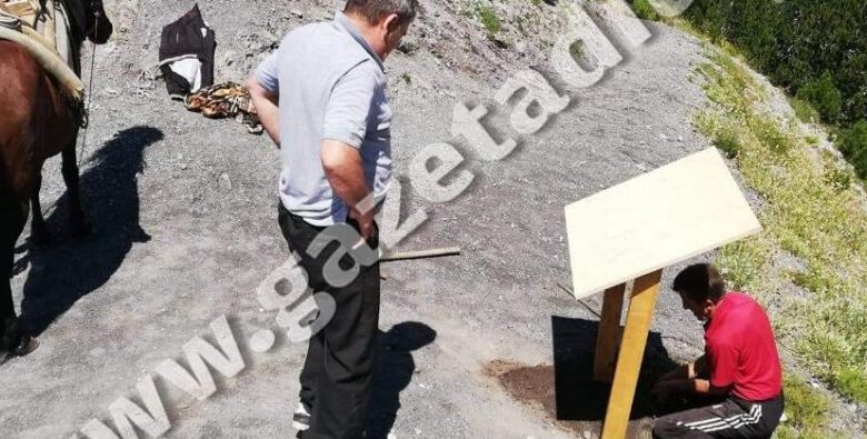 FOTO: Kur Kazantzaqis citohet në majë të Valbonës dhe një tekst i çuditshëm që ka nevojë për korrigjime në tabelën e sapovendosur në një nga zonat më të bukura të Shqipërisë FOTO: Kur Kazantzaqis citohet në majë të Valbonës dhe një tekst i çuditshëm që ka nevojë për korrigjime në tabelën e sapovendosur në një nga zonat më të bukura të Shqipërisë