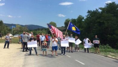 Banorët e Karaçevës protestojnë kundër hyrjes së xhandarmërisë serbe Banorët e Karaçevës protestojnë kundër hyrjes së xhandarmërisë serbe