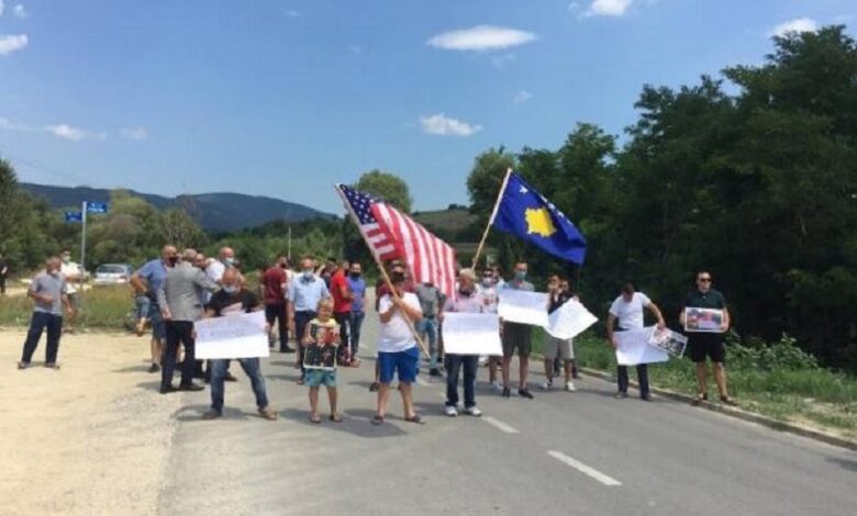 Banorët e Karaçevës protestojnë kundër hyrjes së xhandarmërisë serbe Banorët e Karaçevës protestojnë kundër hyrjes së xhandarmërisë serbe