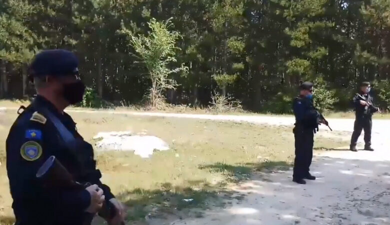 Policia e Kosovës patrullon në Karaçevë, në vendin ku hyri xhandarmëria serbe (VIDEO) Policia e Kosovës patrullon në Karaçevë, në vendin ku hyri xhandarmëria serbe (VIDEO)