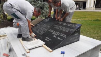 Pllaka shqipe për Shën Terezën, simboli i barazisë edhe në jetë Pllaka shqipe për Shën Terezën, simboli i barazisë edhe në jetë