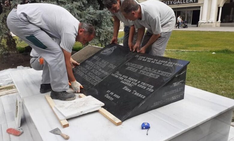 Pllaka shqipe për Shën Terezën, simboli i barazisë edhe në jetë Pllaka shqipe për Shën Terezën, simboli i barazisë edhe në jetë