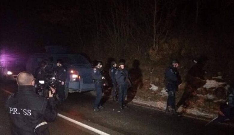 Serbia hyn përsëri në territorin e Kosovës, ROSU arreston disa persona dhe konfiskon arsenal armësh Serbia hyn përsëri në territorin e Kosovës, ROSU arreston disa persona dhe konfiskon arsenal armësh