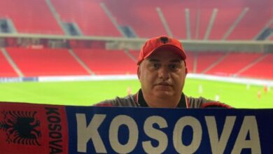 Gazetari shkon në stadium me shallin e Kosovës: Besoj nuk është provokacija (FOTO) Gazetari shkon në stadium me shallin e Kosovës: Besoj nuk është provokacija (FOTO)