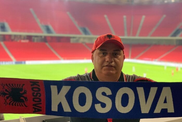 Gazetari shkon në stadium me shallin e Kosovës: Besoj nuk është provokacija (FOTO) Gazetari shkon në stadium me shallin e Kosovës: Besoj nuk është provokacija (FOTO)