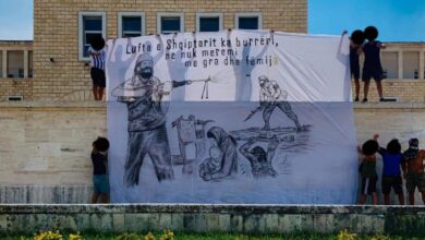 Ultrasit e Tiranës, mesazh serbëve me Adem Jasharin: Lufta e shqiptarit ka burrëri, ne nuk merremi me gra dhe fëmijë Ultrasit e Tiranës, mesazh serbëve me Adem Jasharin: Lufta e shqiptarit ka burrëri, ne nuk merremi me gra dhe fëmijë