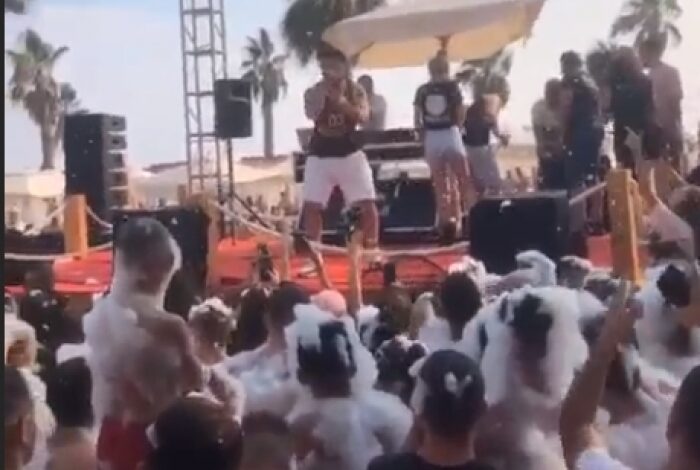Noizy vijon koncertet me ‘Schiuma party’, qytetarët nuk pyesin për Covid-19, të ngjeshur njeri me tjetrin pa maska (VIDEO) Noizy vijon koncertet me ‘Schiuma party’, qytetarët nuk pyesin për Covid-19, të ngjeshur njeri me tjetrin pa maska (VIDEO)