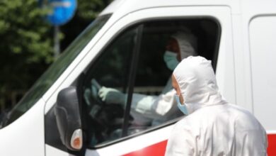 Stafi shëndetësor që po trajton të prekurit me koronavirus, “shumë i lodhur” Stafi shëndetësor që po trajton të prekurit me koronavirus, “shumë i lodhur”