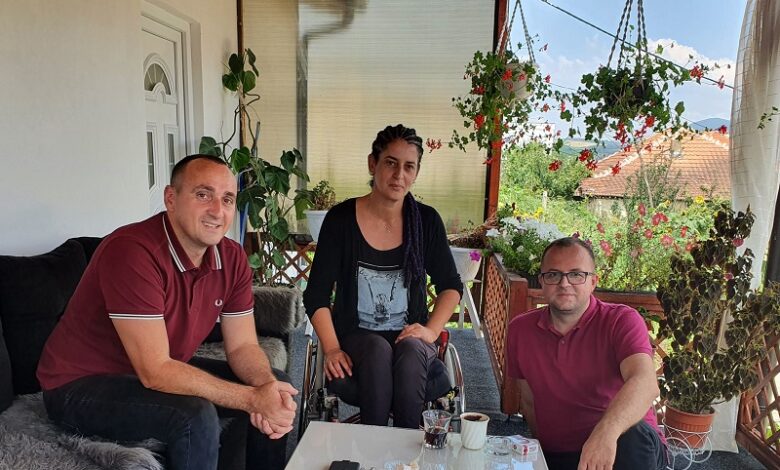Plumbi i snajperistit serb ia ndryshoi jetën Sanije Sadikut Plumbi i snajperistit serb ia ndryshoi jetën Sanije Sadikut