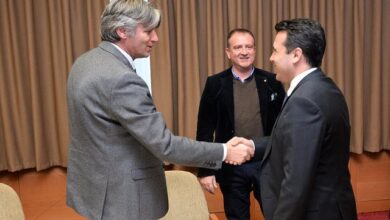 Taktika/ Zaev ndan partitë shqiptare, duke i joshur secilin me hyrje në qeveri Taktika/ Zaev ndan partitë shqiptare, duke i joshur secilin me hyrje në qeveri