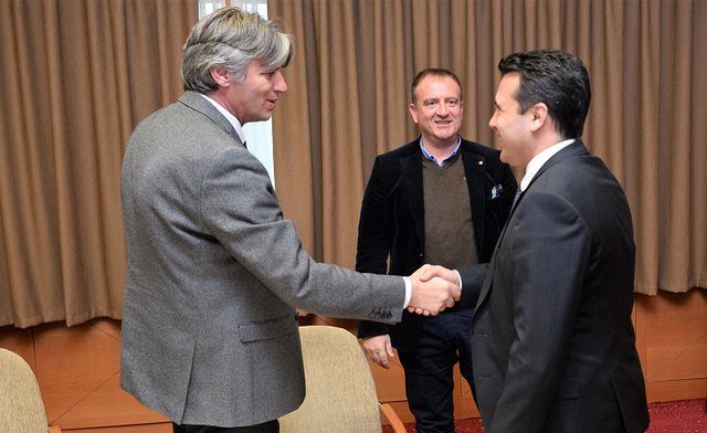 Taktika/ Zaev ndan partitë shqiptare, duke i joshur secilin me hyrje në qeveri Taktika/ Zaev ndan partitë shqiptare, duke i joshur secilin me hyrje në qeveri