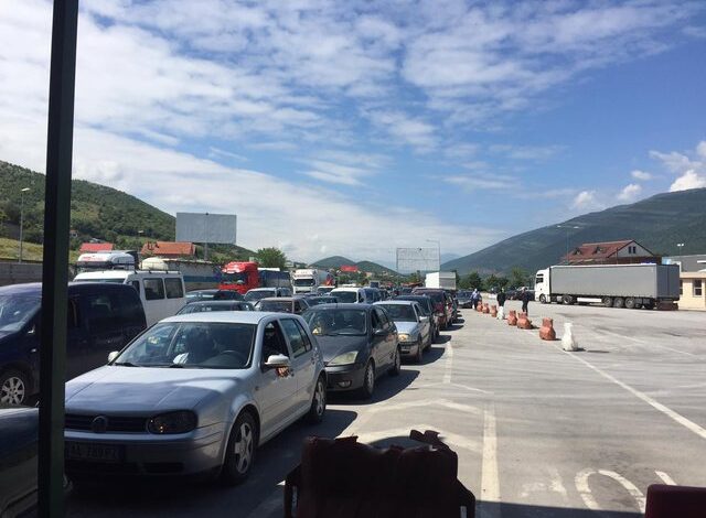 Qytetarët e Kosovës drejt bregdetit shqiptar, mbi 8 mijë makina kalojnë doganën e Morinës Qytetarët e Kosovës drejt bregdetit shqiptar, mbi 8 mijë makina kalojnë doganën e Morinës