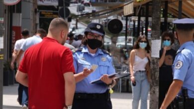 Jo vetëm qytetarët, në Kosovë u gjobitën dhe u pezulluan nga puna edhe policët që nuk respektuan masat anti-COVID Jo vetëm qytetarët, në Kosovë u gjobitën dhe u pezulluan nga puna edhe policët që nuk respektuan masat anti-COVID