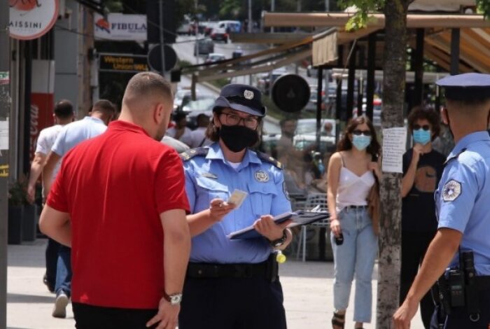 Jo vetëm qytetarët, në Kosovë u gjobitën dhe u pezulluan nga puna edhe policët që nuk respektuan masat anti-COVID Jo vetëm qytetarët, në Kosovë u gjobitën dhe u pezulluan nga puna edhe policët që nuk respektuan masat anti-COVID