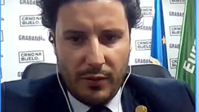 Dritan Abazoviç tërhiqet nga deklarata e bujshme: Kam respekt të jashtëzakonshëm për kombin shqiptar dhe Skënderbeun Dritan Abazoviç tërhiqet nga deklarata e bujshme: Kam respekt të jashtëzakonshëm për kombin shqiptar dhe Skënderbeun