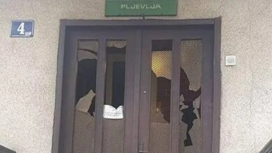 Tensionohet situata në Mal të Zi; Mesazh kërcënues në xhami: Do t’ua bëjmë si Srebrenica Tensionohet situata në Mal të Zi; Mesazh kërcënues në xhami: Do t’ua bëjmë si Srebrenica