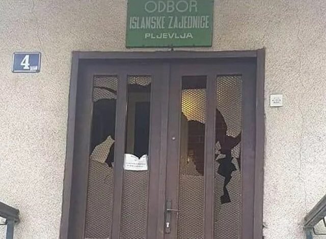 Tensionohet situata në Mal të Zi; Mesazh kërcënues në xhami: Do t’ua bëjmë si Srebrenica Tensionohet situata në Mal të Zi; Mesazh kërcënues në xhami: Do t’ua bëjmë si Srebrenica