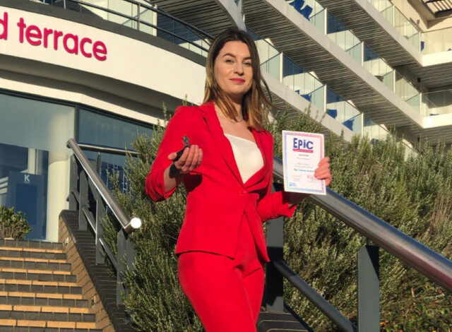 Njihuni me shqiptaren që ‘detyroi’ Apple-in të njohë kufijtë e Kosovës: Më kërcënuan ‘luftëtarët’ serbë Njihuni me shqiptaren që ‘detyroi’ Apple-in të njohë kufijtë e Kosovës: Më kërcënuan ‘luftëtarët’ serbë