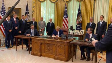 Kosova dhe Serbia nënshkruajnë marrëveshjen në prani të Trump Kosova dhe Serbia nënshkruajnë marrëveshjen në prani të Trump