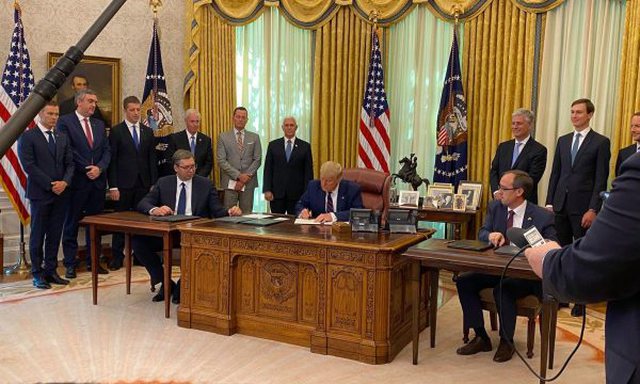 Kosova dhe Serbia nënshkruajnë marrëveshjen në prani të Trump Kosova dhe Serbia nënshkruajnë marrëveshjen në prani të Trump