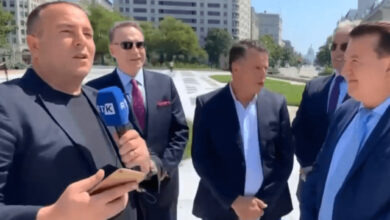 “Kosova është Serbi”/ Protestuesi serb provokon gazetarin shqiptar, momenti kur ai i kthehet live (Video) “Kosova është Serbi”/ Protestuesi serb provokon gazetarin shqiptar, momenti kur ai i kthehet live (Video)