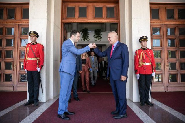 Meta pret ministrin e Drejtësisë së Kosovës: Zbatoni marrëveshjet e firmosura në Shtëpinë e Bardhë Meta pret ministrin e Drejtësisë së Kosovës: Zbatoni marrëveshjet e firmosura në Shtëpinë e Bardhë