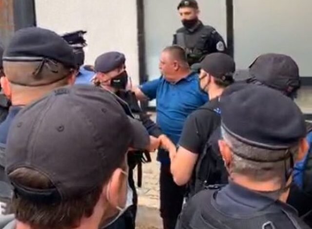 Plasin arrestimet, Eulex arreston të tretin, e kapim duke shkuar në televizion Plasin arrestimet, Eulex arreston të tretin, e kapim duke shkuar në televizion