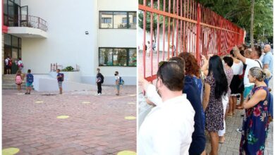 Rinis shkolla/ Nxënësit me maska respektojnë distancën, por prindërit grumbull pas kangjellave (FOTO)