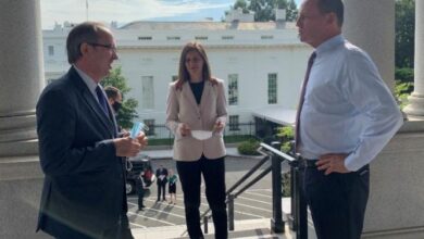 Hoti dhe Vuçiç hyjnë në Shtëpinë e Bardhë, paralajmërimi i presidentit serb: Dorëzimi nuk është kurrë një mundësi Hoti dhe Vuçiç hyjnë në Shtëpinë e Bardhë, paralajmërimi i presidentit serb: Dorëzimi nuk është kurrë një mundësi