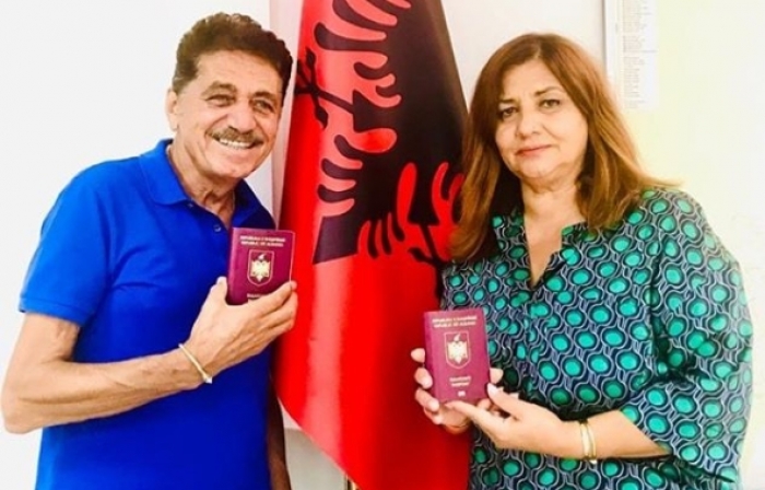 Sabri Fejzullahu dhe bashkëshortja bëhen shtetas shqiptarë dhe shtrëngojnë pasaportën: Sot nuk jam më shumë shqiptar se… Sabri Fejzullahu dhe bashkëshortja bëhen shtetas shqiptarë dhe shtrëngojnë pasaportën: Sot nuk jam më shumë shqiptar se…