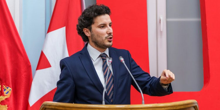 Dritan Abazoviç pas marrjes së detyrës, bën shkarkimin e parë të bujshëm në Mal të Zi Dritan Abazoviç pas marrjes së detyrës, bën shkarkimin e parë të bujshëm në Mal të Zi
