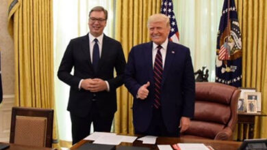 Trump dhe Vuçiç të qeshur duke shtrënguar duart, çfarë nuk u pa nga takimi në Shtëpinë e Bardhë (FOTO) Trump dhe Vuçiç të qeshur duke shtrënguar duart, çfarë nuk u pa nga takimi në Shtëpinë e Bardhë (FOTO)