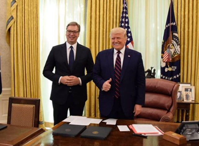 Trump dhe Vuçiç të qeshur duke shtrënguar duart, çfarë nuk u pa nga takimi në Shtëpinë e Bardhë (FOTO) Trump dhe Vuçiç të qeshur duke shtrënguar duart, çfarë nuk u pa nga takimi në Shtëpinë e Bardhë (FOTO)