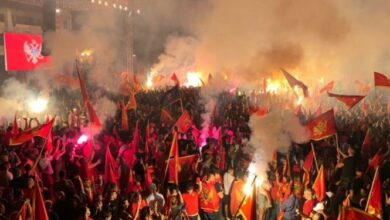 Mijëra “patriotë” në mbështetje të Gjukanoviç, thirrje Abazoviçit të mos ua dhurojë pushtetin çetnikëve Mijëra “patriotë” në mbështetje të Gjukanoviç, thirrje Abazoviçit të mos ua dhurojë pushtetin çetnikëve
