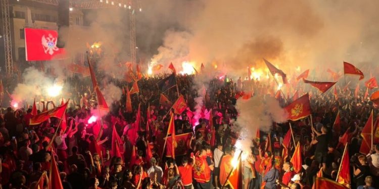 Mijëra “patriotë” në mbështetje të Gjukanoviç, thirrje Abazoviçit të mos ua dhurojë pushtetin çetnikëve Mijëra “patriotë” në mbështetje të Gjukanoviç, thirrje Abazoviçit të mos ua dhurojë pushtetin çetnikëve