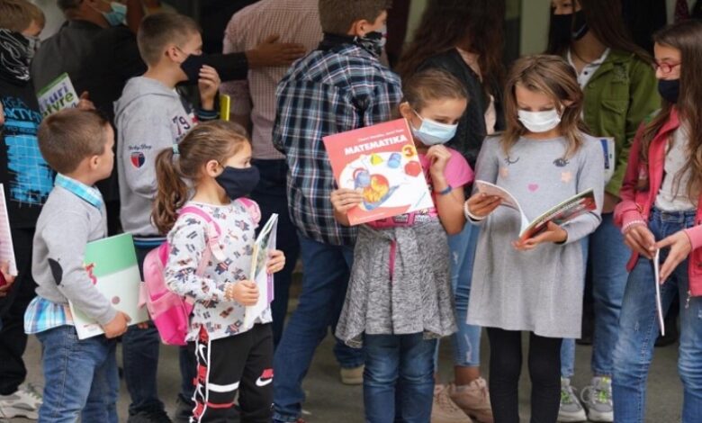 Shahini: Këshilli Kombëtar Shqiptar në Serbi ka nisur shpërndarjen e librave shqip falas për 4 mijë nxënës Shahini: Këshilli Kombëtar Shqiptar në Serbi ka nisur shpërndarjen e librave shqip falas për 4 mijë nxënës