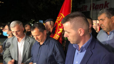 Arrestoi kryetarin, EULEX përfundon pas 8 orësh bastisjen e zyrave të veteranëve të UÇK Arrestoi kryetarin, EULEX përfundon pas 8 orësh bastisjen e zyrave të veteranëve të UÇK