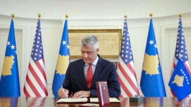 ‘Fox News’ shkruan për dekoratën që Thaçi i ndau Trumpit për rolin e tij në marrëveshjen e Washingtonit ‘Fox News’ shkruan për dekoratën që Thaçi i ndau Trumpit për rolin e tij në marrëveshjen e Washingtonit