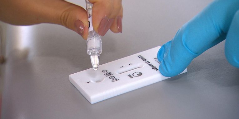 I ngjashëm me testin e shtatzanisë, OBSH miraton përdorimin e testit ndaj COVID që jep përgjigjen në 15 minuta I ngjashëm me testin e shtatzanisë, OBSH miraton përdorimin e testit ndaj COVID që jep përgjigjen në 15 minuta