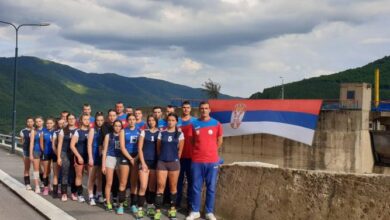 Pasi u vendos flamuri i Kosovës tek Liqeni i Ujmanit, një grup serbësh vendosin flamurin serb Pasi u vendos flamuri i Kosovës tek Liqeni i Ujmanit, një grup serbësh vendosin flamurin serb