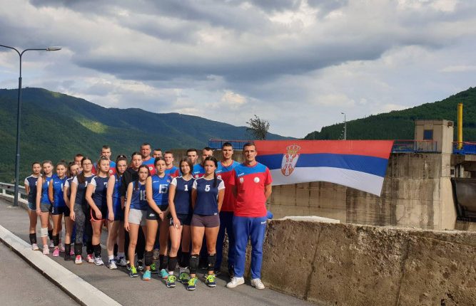 Pasi u vendos flamuri i Kosovës tek Liqeni i Ujmanit, një grup serbësh vendosin flamurin serb Pasi u vendos flamuri i Kosovës tek Liqeni i Ujmanit, një grup serbësh vendosin flamurin serb