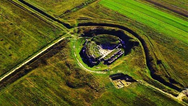 Teatri antik me 4000 vende në Gjirokastër Teatri antik me 4000 vende në Gjirokastër