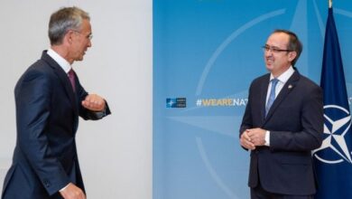 Shefi i NATO-s takon kryeministrin Hoti: KFOR qëndron në Kosovë, 3500 ushtarët nuk lëvizin Shefi i NATO-s takon kryeministrin Hoti: KFOR qëndron në Kosovë, 3500 ushtarët nuk lëvizin