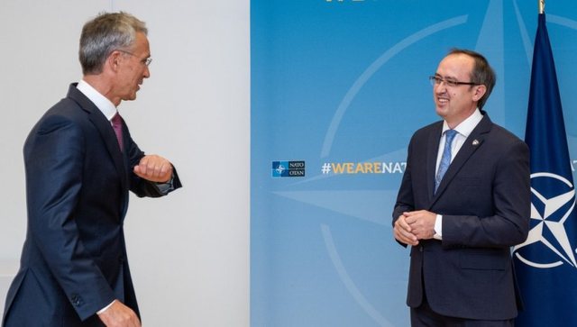 Shefi i NATO-s takon kryeministrin Hoti: KFOR qëndron në Kosovë, 3500 ushtarët nuk lëvizin Shefi i NATO-s takon kryeministrin Hoti: KFOR qëndron në Kosovë, 3500 ushtarët nuk lëvizin