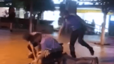 VIDEO: Kundërshtoi gjobën për maskën, policia dhunon një qytetar në qendër të Prishtinës në sy të fëmijëve VIDEO: Kundërshtoi gjobën për maskën, policia dhunon një qytetar në qendër të Prishtinës në sy të fëmijëve
