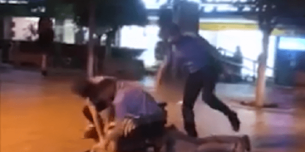 VIDEO: Kundërshtoi gjobën për maskën, policia dhunon një qytetar në qendër të Prishtinës në sy të fëmijëve VIDEO: Kundërshtoi gjobën për maskën, policia dhunon një qytetar në qendër të Prishtinës në sy të fëmijëve