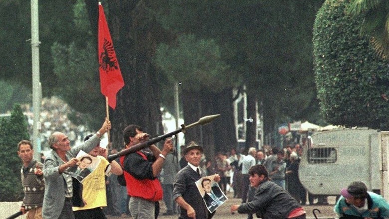 26 vite nga dita kur PD sulmoi institucionet me armë dhe mori peng shtetin (VIDEO)