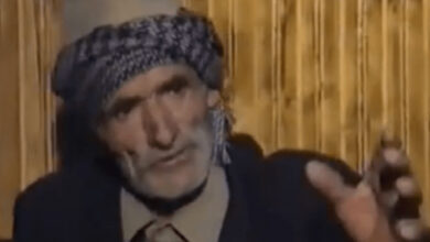 Rrëfimi i dhimbshëm i plakut shqiptar, ja se si e detyronin çetnikët serb të flasë me thi kë në fyt (VIDEO) Rrëfimi i dhimbshëm i plakut shqiptar, ja se si e detyronin çetnikët serb të flasë me thi kë në fyt (VIDEO)