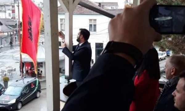 Ngriti flamurin kuqezi, kreu i Këshillit Kombëtar Shqiptar në Serbi thirret nga gjykata Ngriti flamurin kuqezi, kreu i Këshillit Kombëtar Shqiptar në Serbi thirret nga gjykata